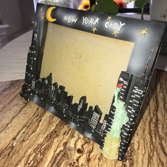 NYC picture frame with Twin Towers holds 5x7 - Picture 2 of 6